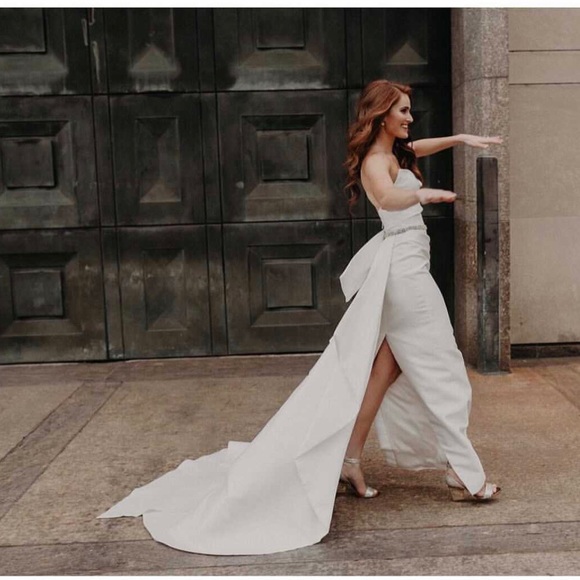 Monique Lhuillier Couture Wedding Gown - Picture 4 of 12